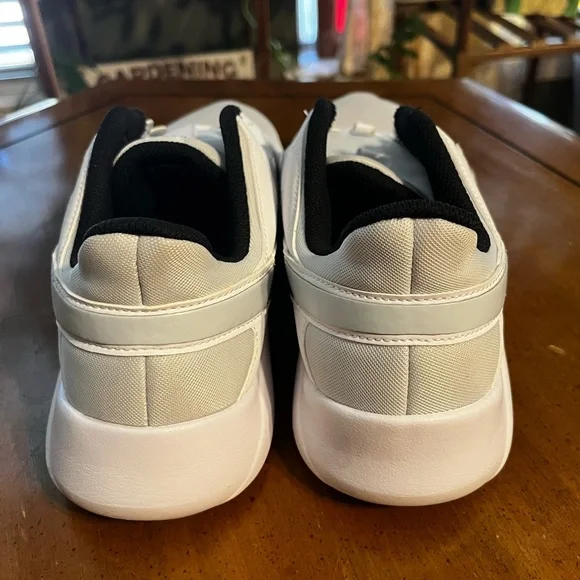 Nike Black and White legend essentials 2 - Picture 4 of 4